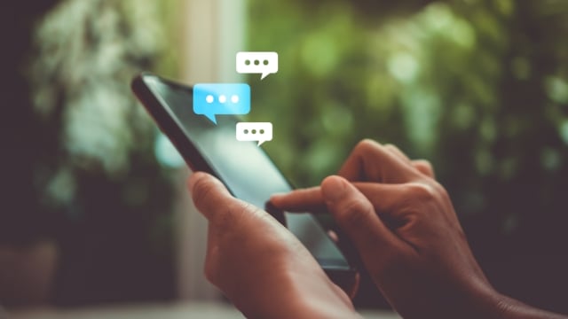 5 Ways to Connect with Alumni through SMS